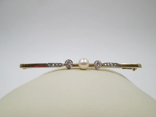 Woman's jewelry stick pin. 18k yellow gold. Pearl and diamonds. 1940's