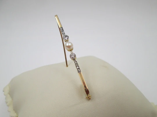 Woman's jewelry stick pin. 18k yellow gold. Pearl and diamonds. 1940's