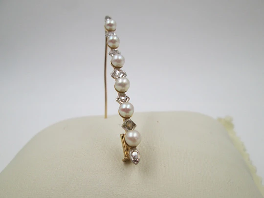 Woman's jewelry stick pin. 18k yellow gold. Pearls and diamonds. 1940's
