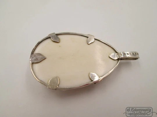 Woman's pendant. Bone and sterling silver. 1950's. Flower motif. Relief