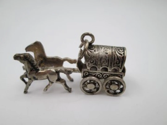 Woman's pendant. Sterling silver. Horse carriage. 1970's. Ring