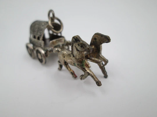 Woman's pendant. Sterling silver. Horse carriage. 1970's. Ring