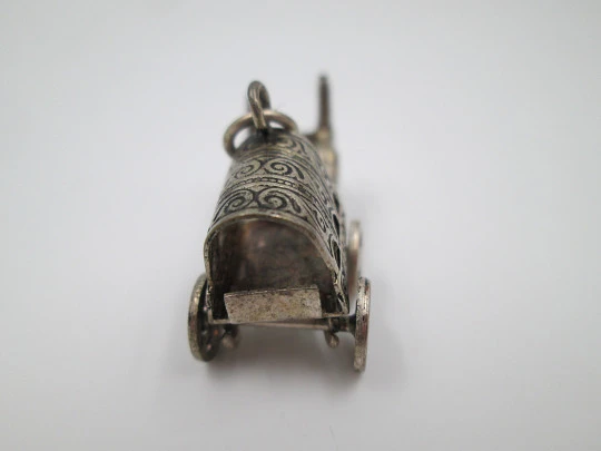 Woman's pendant. Sterling silver. Horse carriage. 1970's. Ring