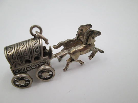 Woman's pendant. Sterling silver. Horse carriage. 1970's. Ring