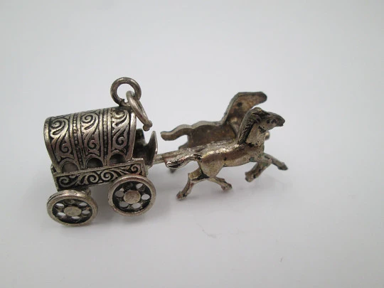 Woman's pendant. Sterling silver. Horse carriage. 1970's. Ring