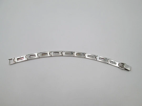 Women's articulated bracelet. 925 sterling silver & mother of pearl details. Tab clasp