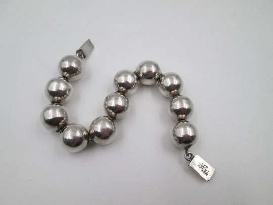 Women's balls bracelet. 925 sterling silver. Hallmarks. Tab clasp. 1980's. Mexico