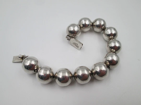 Women's balls bracelet. 925 sterling silver. Hallmarks. Tab clasp. 1980's. Mexico