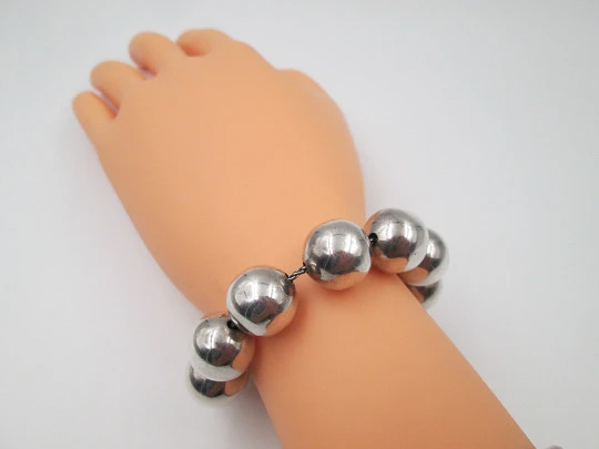 Women's balls bracelet. 925 sterling silver. Hallmarks. Tab clasp. 1980's. Mexico