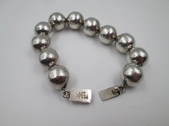 Women's balls bracelet. 925 sterling silver. Hallmarks. Tab clasp. 1980's. Mexico