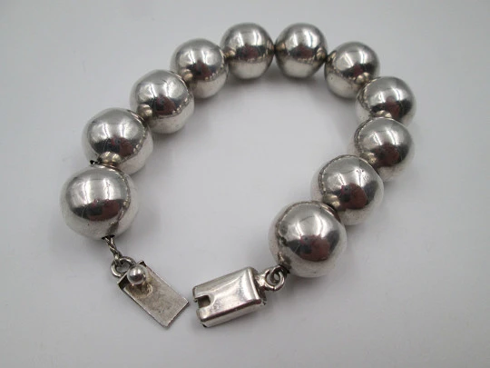 Women's balls bracelet. 925 sterling silver. Hallmarks. Tab clasp. 1980's. Mexico