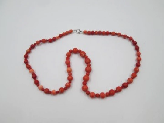 Women's balls necklace. Red veined coral. 1960's. Crab clasp. Spain