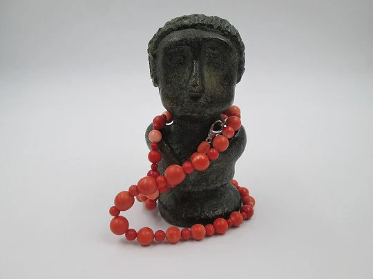 Women's balls necklace. Red veined coral. 1960's. Crab clasp. Spain