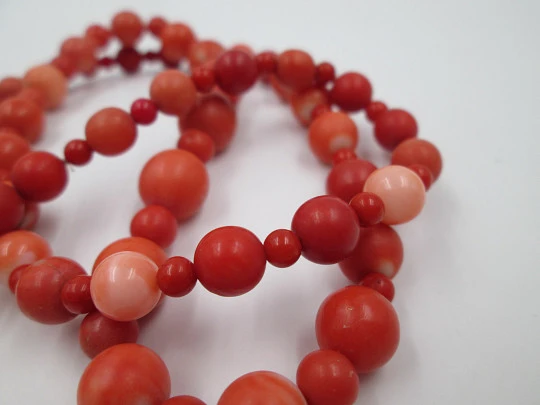 Women's balls necklace. Red veined coral. 1960's. Crab clasp. Spain