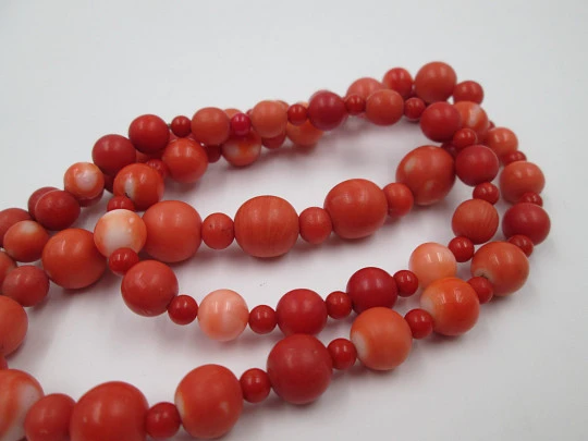 Women's balls necklace. Red veined coral. 1960's. Crab clasp. Spain