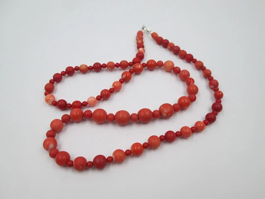 Women's balls necklace. Red veined coral. 1960's. Crab clasp. Spain