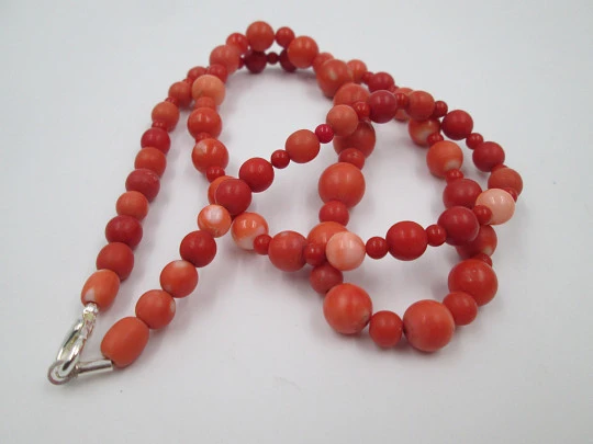 Women's balls necklace. Red veined coral. 1960's. Crab clasp. Spain