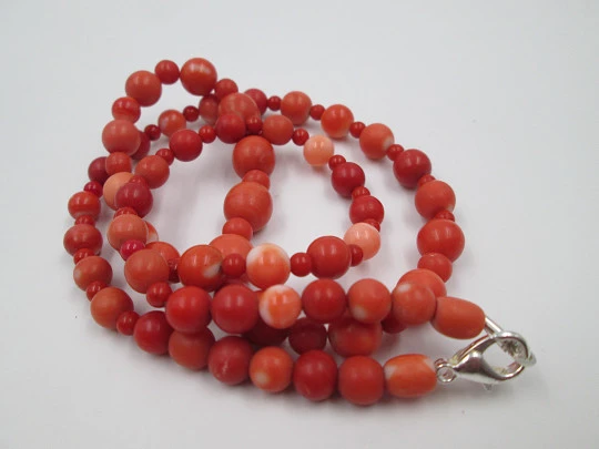 Women's balls necklace. Red veined coral. 1960's. Crab clasp. Spain