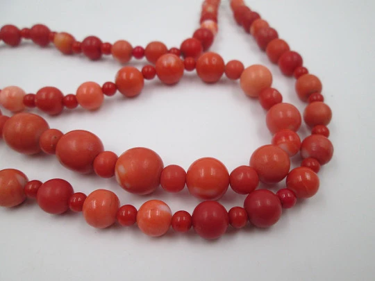 Women's balls necklace. Red veined coral. 1960's. Crab clasp. Spain