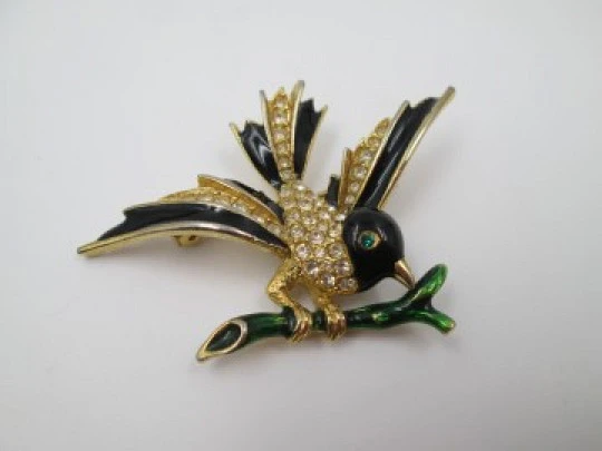 Women's bird brooch. Gold plated metal, strass and colours enamel. 1950's. USA