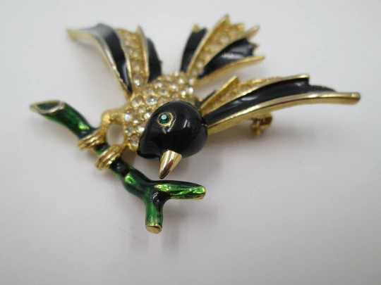 Women's bird brooch. Gold plated metal, strass and colours enamel. 1950's. USA