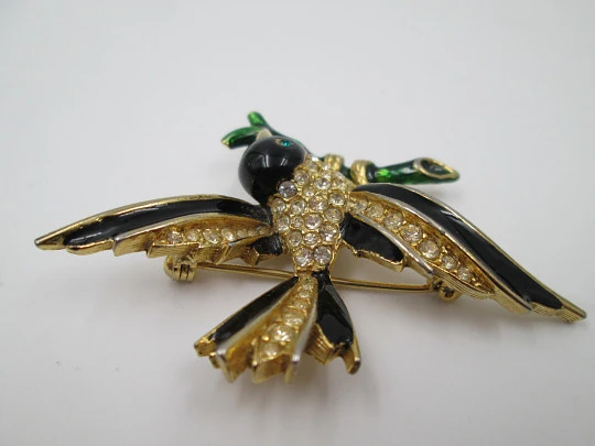 Women's bird brooch. Gold plated metal, strass and colours enamel. 1950's. USA