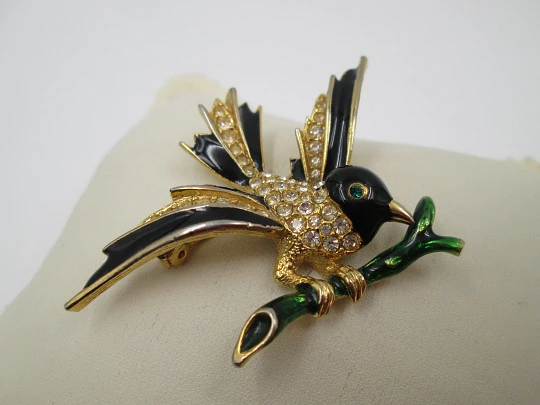 Women's bird brooch. Gold plated metal, strass and colours enamel. 1950's. USA