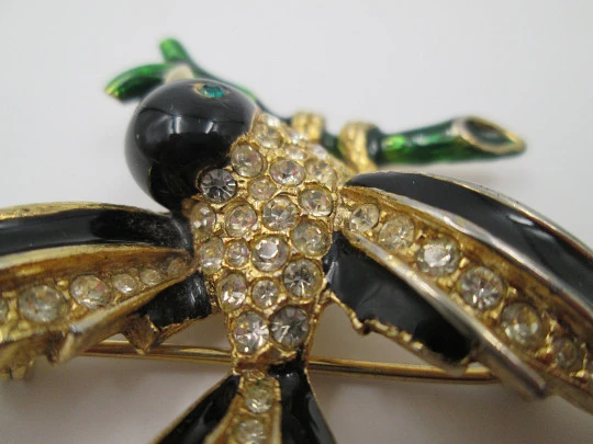 Women's bird brooch. Gold plated metal, strass and colours enamel. 1950's. USA