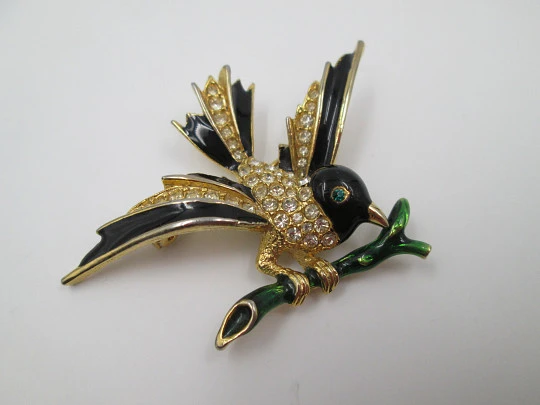 Women's bird brooch. Gold plated metal, strass and colours enamel. 1950's. USA