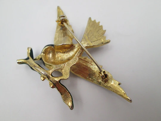 Women's bird brooch. Gold plated metal, strass and colours enamel. 1950's. USA