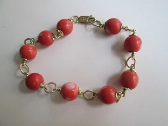 Women's bracelet. 18 karat yellow gold and angel skin coral balls