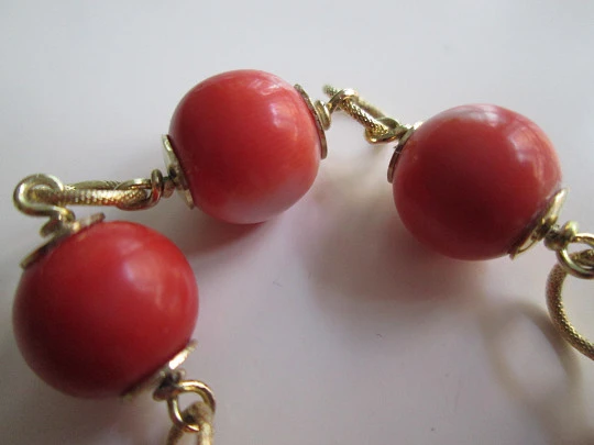 Women's bracelet. 18 karat yellow gold and angel skin coral balls