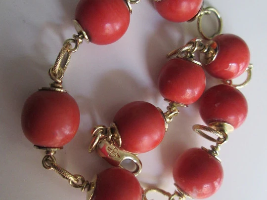 Women's bracelet. 18 karat yellow gold and angel skin coral balls