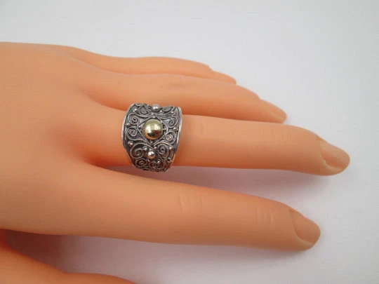Women's broad ring. Sterling silver and 9 karat gold details. Vegetable motifs. 2000's