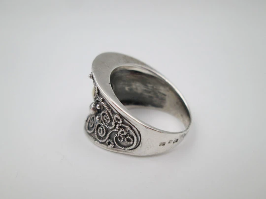 Women's broad ring. Sterling silver and 9 karat gold details. Vegetable motifs. 2000's