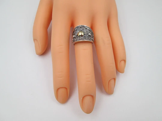 Women's broad ring. Sterling silver and 9 karat gold details. Vegetable motifs. 2000's