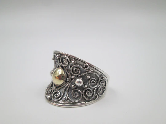 Women's broad ring. Sterling silver and 9 karat gold details. Vegetable motifs. 2000's