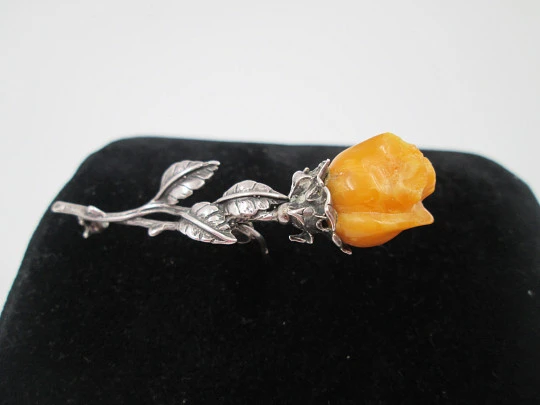 Women's brooch. 925 sterling silver and amber resin. Rose with leaves. 1950's. Europe