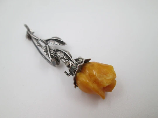 Women's brooch. 925 sterling silver and amber resin. Rose with leaves. 1950's. Europe
