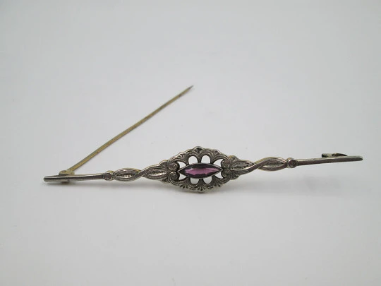 Women's brooch. Bitone metal. Victorian style. Vegetable motifs and violet gem. 1950's