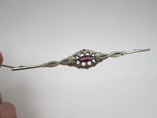 Women's brooch. Bitone metal. Victorian style. Vegetable motifs and violet gem. 1950's
