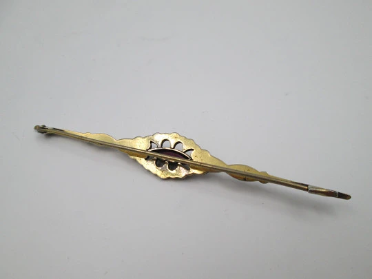 Women's brooch. Bitone metal. Victorian style. Vegetable motifs and violet gem. 1950's