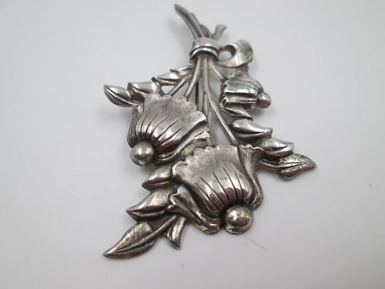 Women's brooch. Flower and leaves. Sterling silver. Truart. 1960's. USA