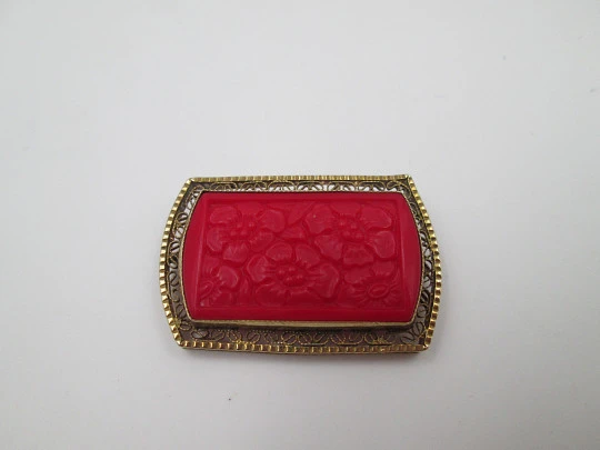 Women's brooch. Gold plated and red resin. Floral motifs. Openwork edge. Europe. 1960's
