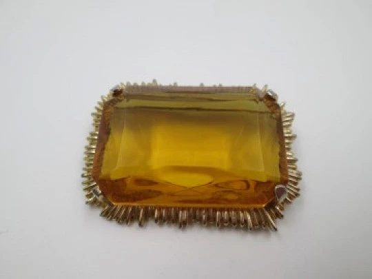 Women's brooch. Golden metal and orange faceted stone. 1960's