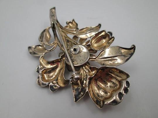 Women's brooch. Vermeil sterling silver. Flower with blue stone. 1970's. UK