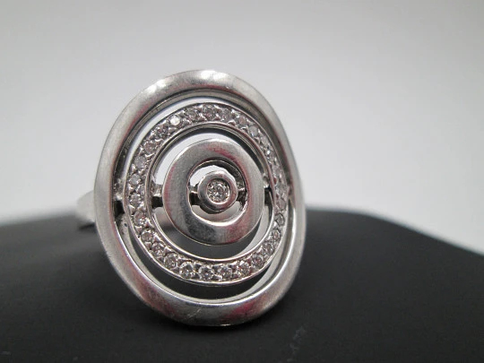 Women's concentric circles ring. 18 karat white gold and diamonds