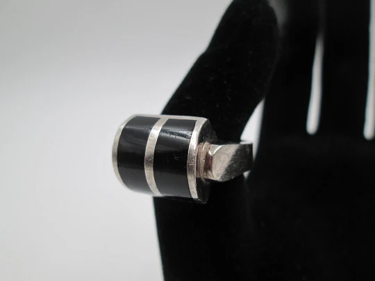 Women's cylindrical ring. 925 sterling silver and black enamel