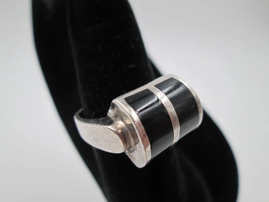 Women's cylindrical ring. 925 sterling silver and black enamel