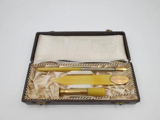 Women's desk writing set. Celluloid ivory and gold-plated metal. Original box. 1930's. Spain Women's desk writing set. Celluloid ivory and gold-plated metal. Original box. 1930's. Spain